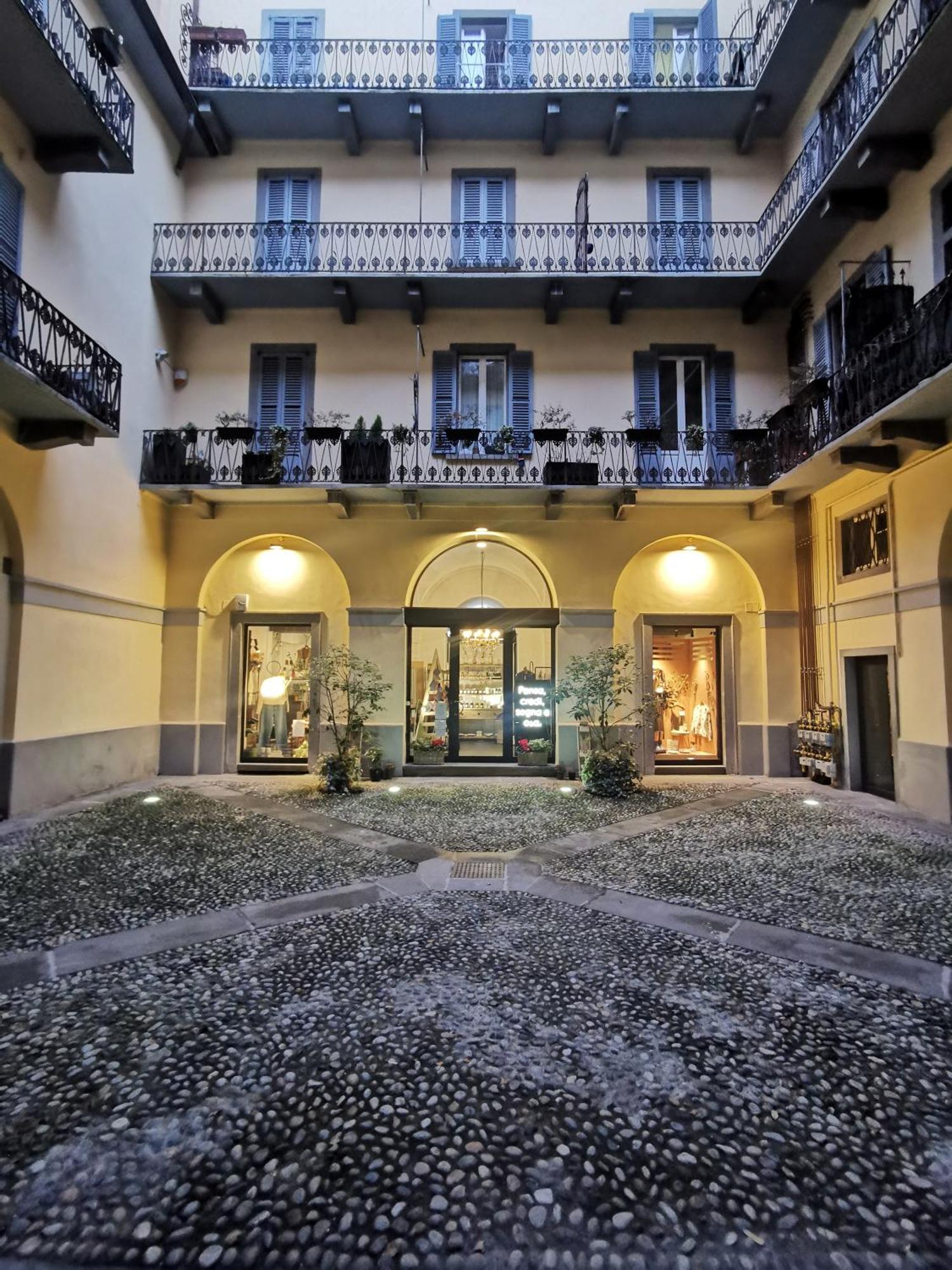 Flora Inn, Super Sweet Studio - Centro Bergamo Luaran gambar
